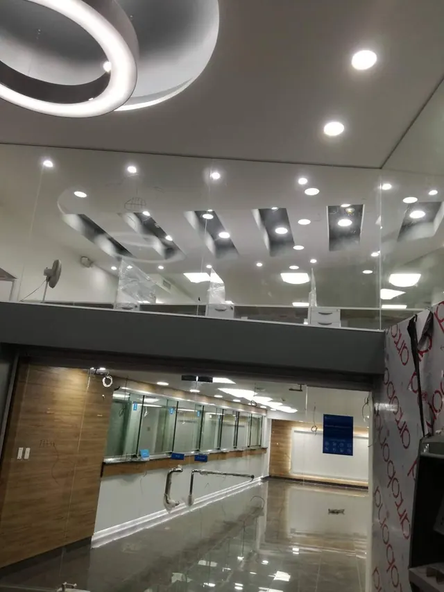 Iluminación de un interior con luminarias circulares y focos