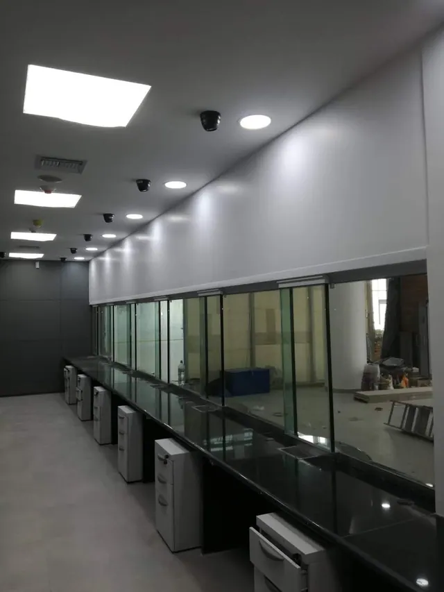 Espacio comercial equipado con iluminación interior