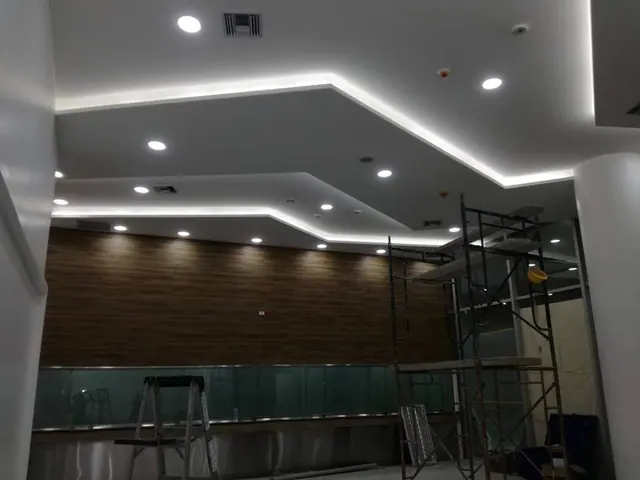 Interior con iluminación LED en líneas y focos empotrados