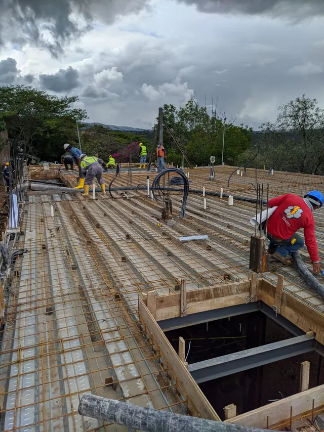 Trabajos sobre la estructura de una edificación en construcción