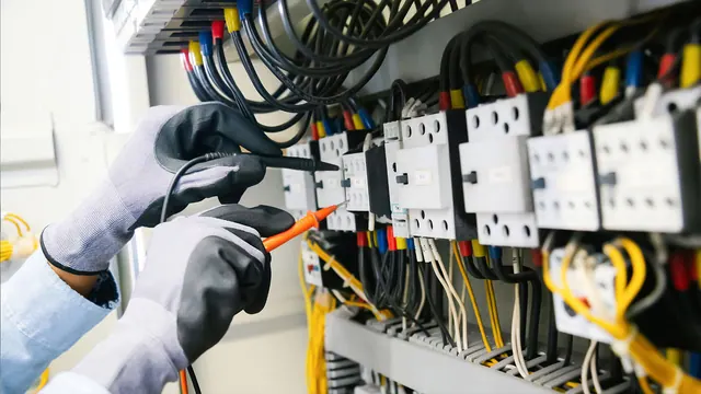Trabajo sobre un cuadro eléctrico, fotografía de la web original de SeviElectro
