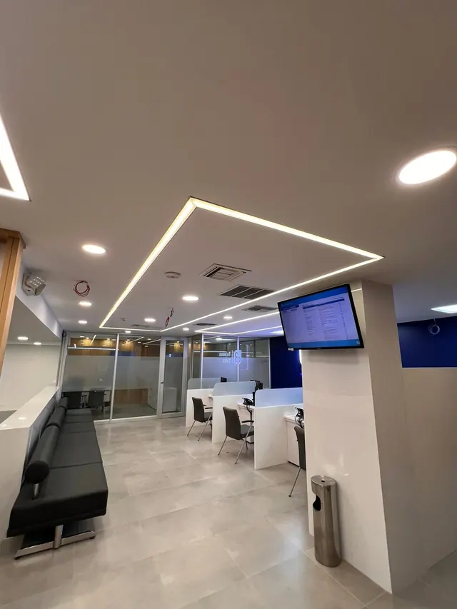 Recepción comercial iluminada con focos y líneas LED
