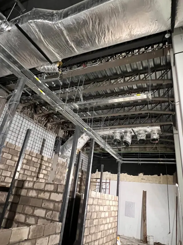 Bandejas de distribución eléctrica en un edificio en construcción