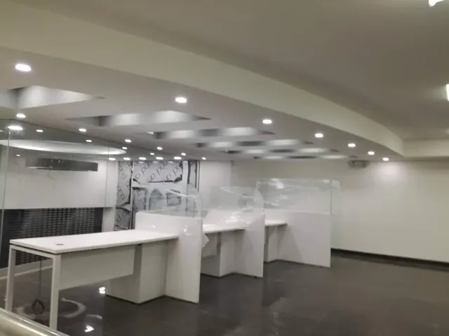 Local comercial con iluminación en el techo y zonas de trabajo