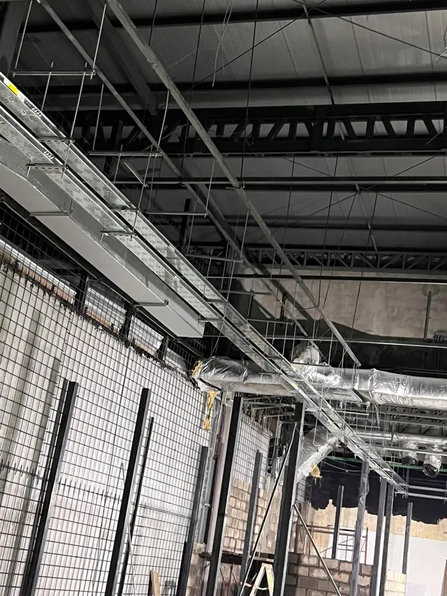 Red de bandejas y tuberías en una instalación industrial